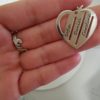Cadena con dije corazón clásico  líneas de plata verticales