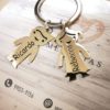 Llavero con 2 dijes niños de aluminio